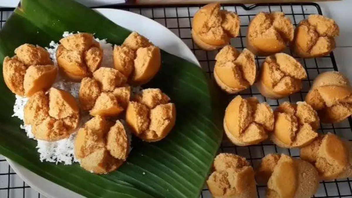 Cara membuat apem gula merah yang lembut, berpori, dan tidak bantat. Simak resep sederhana dengan santan, gula merah, dan kelapa parut gurih (Pinterest).