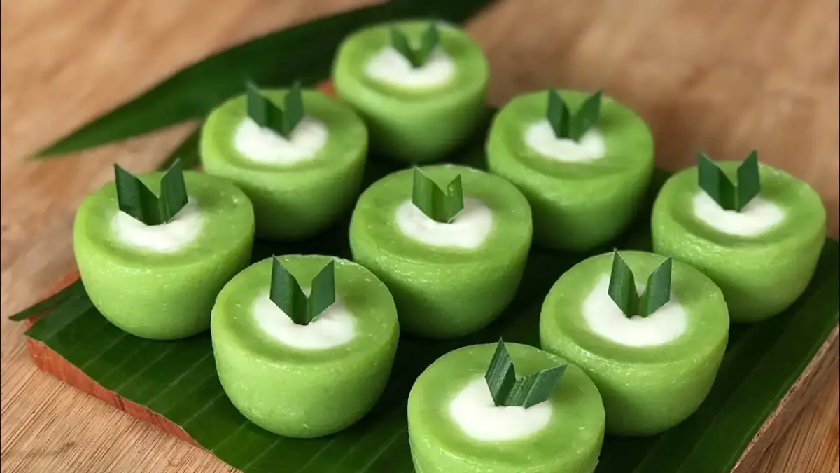 Cara membuat kue Nona Manis yang lembut, lentur, dan anti gagal. Simak resep lengkap dengan fla santan gurih serta tips agar hasilnya cantik (Pinterest).