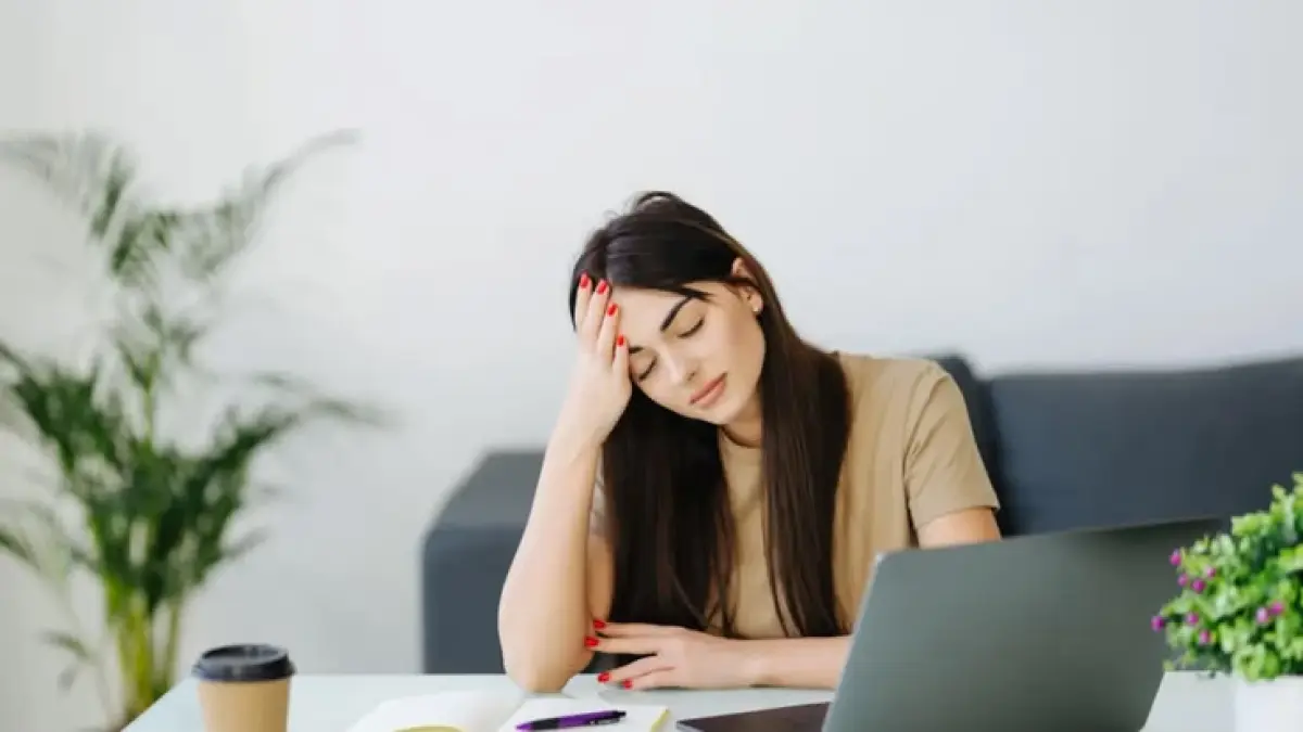 Terlalu rajin bekerja dan kurang istirahat ternyata bisa membahayakan kesehatan. Simak 5 dampak medis mulai dari kortisol tinggi, burnout, hingga gangguan pencernaan (Pinterest).
