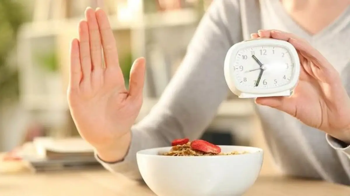 Intermittent fasting mengatur waktu makan, bukan jenis makanan. Dokter menjelaskan cara yang benar, kesalahan umum, hingga risiko puasa terlalu lama (Pinterest).