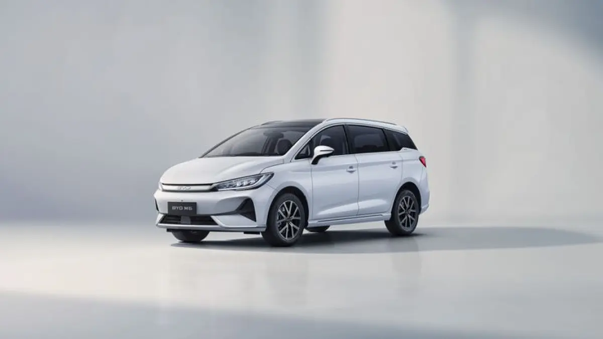Mobil listrik terlaris April 2026 berdasarkan data Gaikindo dipimpin JAECOO J5 dengan 3.179 unit, mengungguli BYD M6, Sealion 07, dan Denza D9 (Pinterest).
