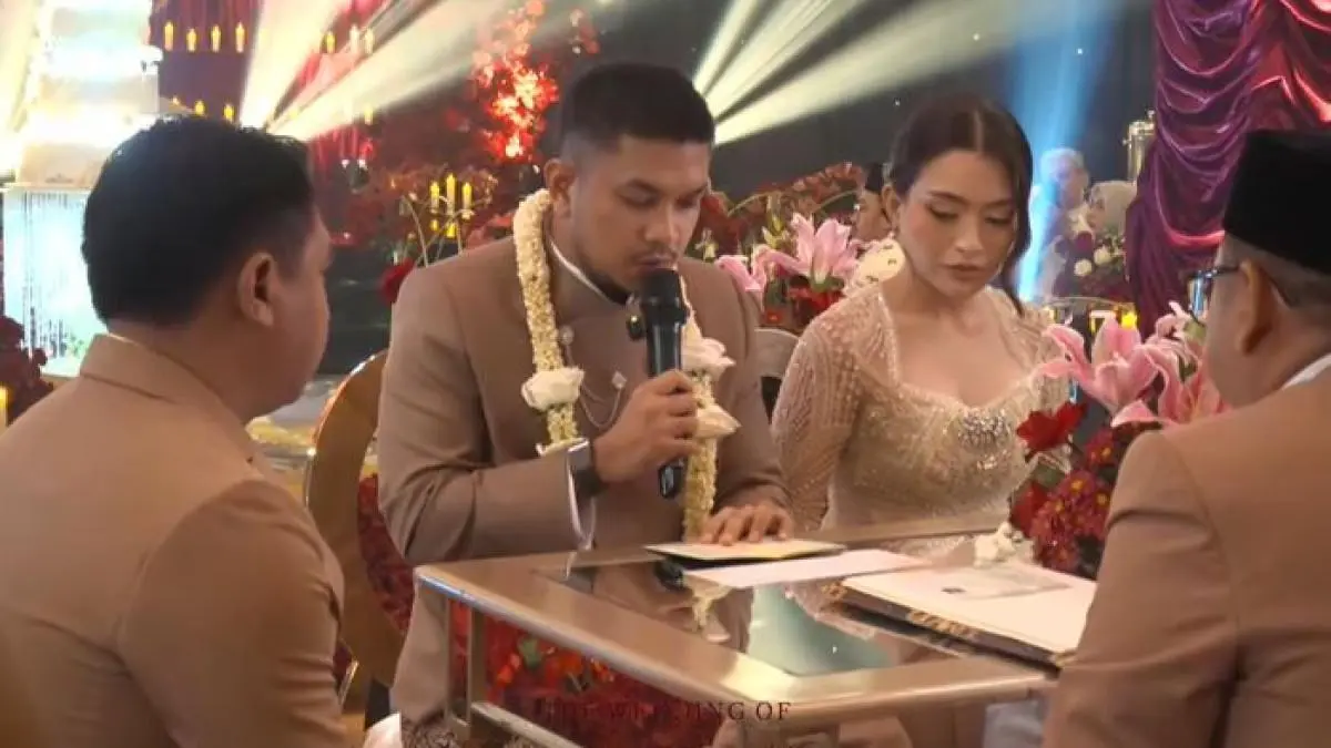 Pernikahan Natalie Holscher dan Arif Fadli resmi digelar pada 22 Juli 2026. Simak lima momen haru mulai dari akad nikah, mahar unik, doa Azam, hingga ucapan Sule (Pinterest).