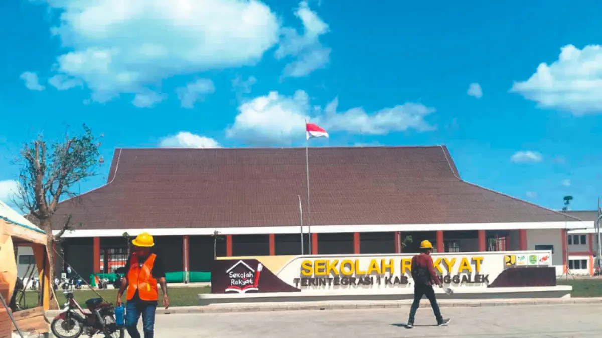 MEGAH: Tampak pintu depan Sekolah Rakyat Terintergrasi (SRT) 50 Trenggalek yang siap dipakai untuk kegiatan belajar mengajar.(ZAKI JAZAI/ RADAR TRENGGALEK)