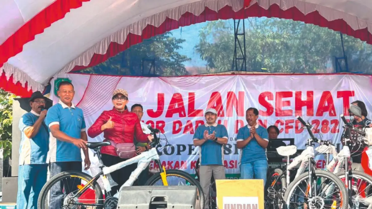 MERIAH: Peringatan Harkop ke-79 Tahun 2026 digelar Dinas Komindag Trenggalek diikuti ribuan warga dan bertabur hadiah.(AMALIA RIZKY IP/RADAR TRENGGALEK)