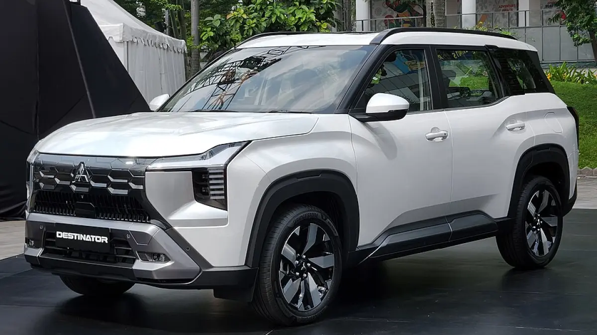 Mitsubishi Destinator dinilai overprice oleh reviewer otomotif. Sorotan tertuju pada desain intercooler, transmisi CVT, performa mesin turbo, hingga harga jualnya (Pinterest).