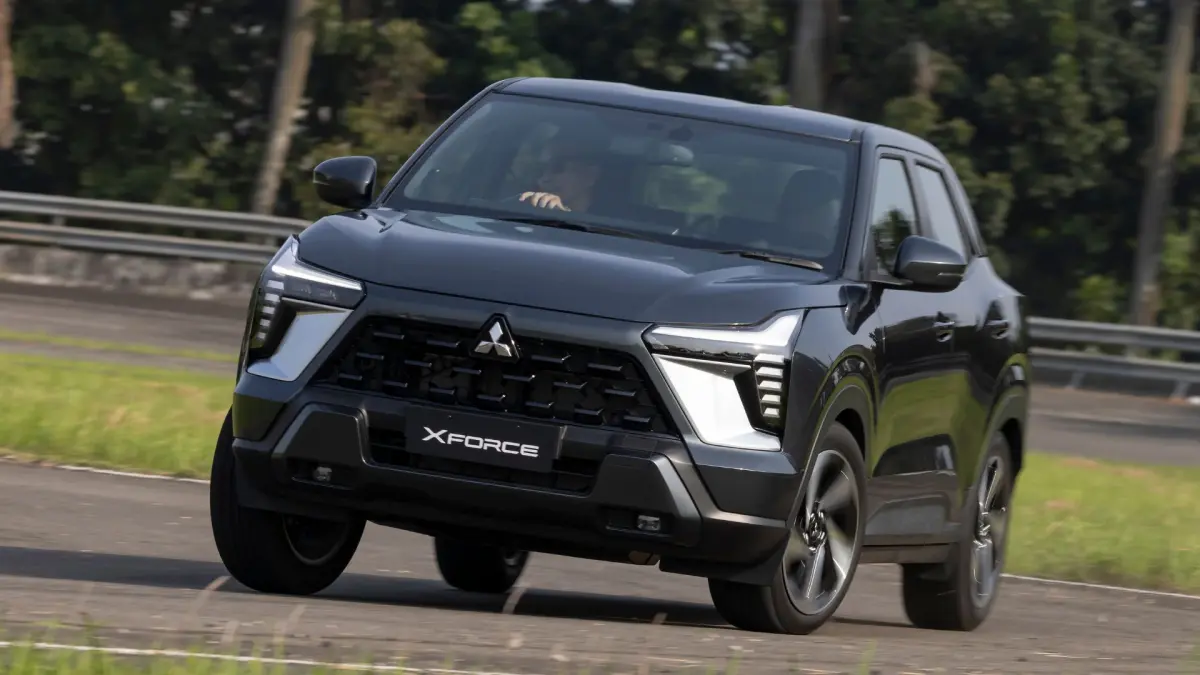 Mitsubishi XForce menawarkan desain futuristis, kabin modern, konsumsi BBM hingga 20,3 km/liter, tetapi masih memiliki beberapa kekurangan dibanding rivalnya (Pinterest).