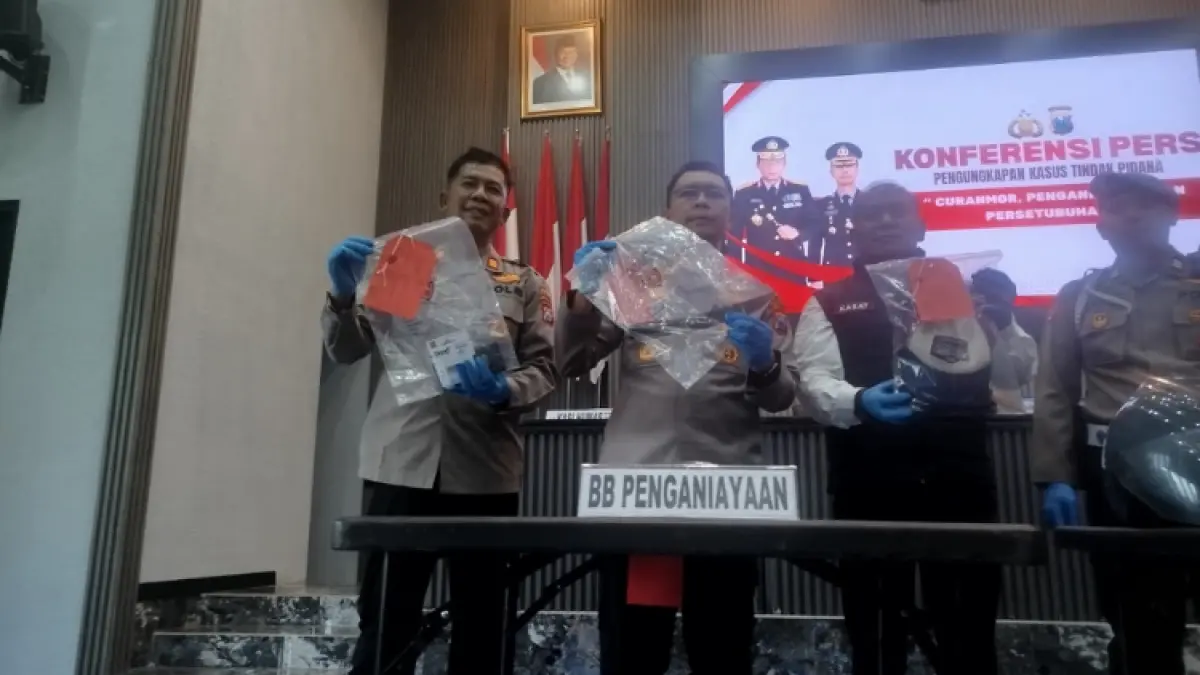 GELAP MATA: Polisi menunjukkan barang bukti sebilah pisau yang digunakan A untuk menikam AK di GOR Gajah Putih.(ZAKI JAZAI/ RADAR TRENGGALEK)