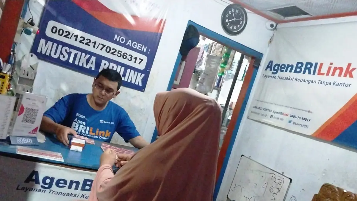 Salah satu nasabah memanfaatkan layanan transaksi keuangan melalui Agen BRILink di wilayah Blitar.