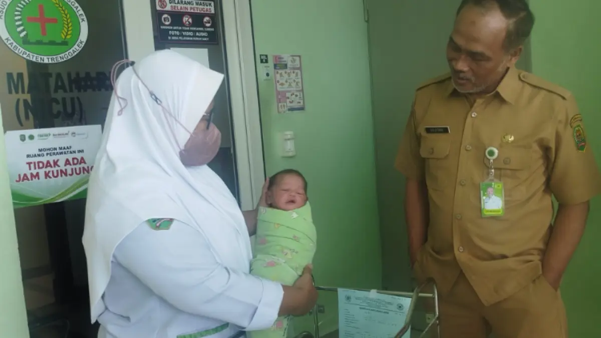 SEHAT: Tim medis RSUD dr Soedomo Trenggalek memperlihatkan kondisi bayi yang kini menjalani observasi.(ZAKI JAZAI/ RADAR TRENGGALEK)