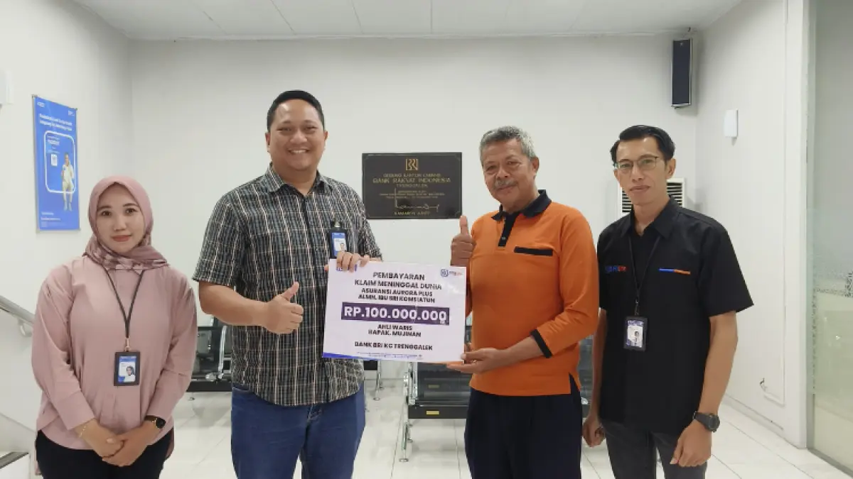 BRI serahkan klaim asuransi Aurora Plus kepada ahli waris nasabah.(BRI untuk Trenggalek)