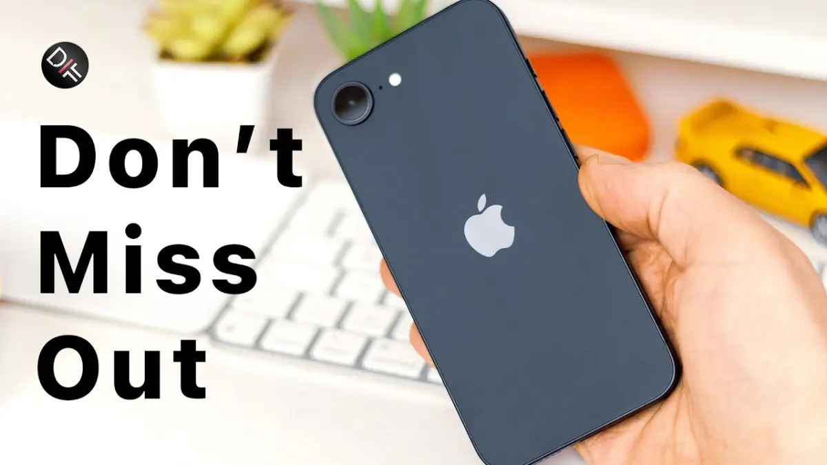 iPhone 16e tetap layak dibeli pada 2026 berkat chip Apple A18, baterai awet, kamera 48 MP, Apple Intelligence, dan akses penuh ke ekosistem Apple. (Youtube. com)