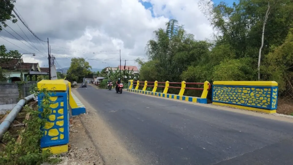MASIH RAWAN: Kondisi Jembatan Banger hubungkan Kecamatan Karangan dan Tugu, yang merupakan akses utama.(GUNAWAN/ RADAR TRENGGALEK)
