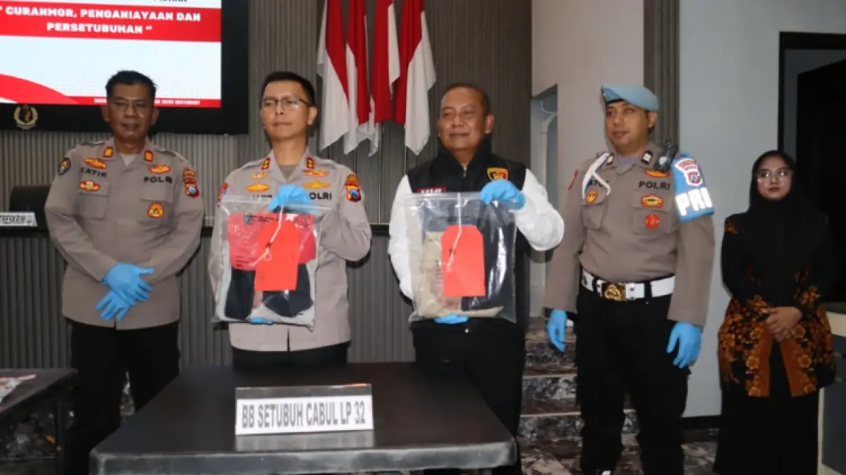 MODAL JANJI MANIS: Polisi menunjukkan barang bukti dari pelaku tindakan persetubuhan anak di bawah umur.(ZAKI JAZAI/ RADAR TRENGGALEK)