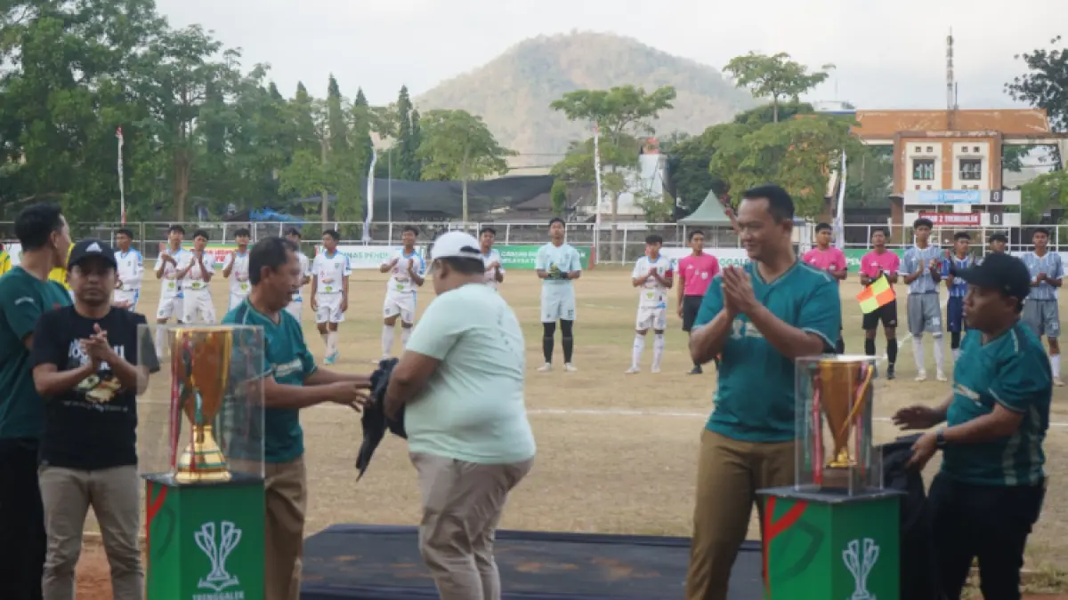 UNTUK PEMBINAAN: Piala Bupati yang nantinya diperebutkan peserta TSL pada masing-masing jenjang.(ZAKI JAZAI/ RADAR TRENGGALEK)