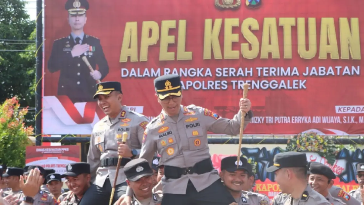 AKRAB: Kapolres Trenggalek Rizky Tri Putra Erryka Adi Wijaya (kiri) dan mantan Kapolres Trenggalek AKBP Ridwan Maliki diangkat anggota setelah prosesi pisah sambut, Rabu (29/7). (ZAKI JAZAI/ RADAR TRENGGALEK)