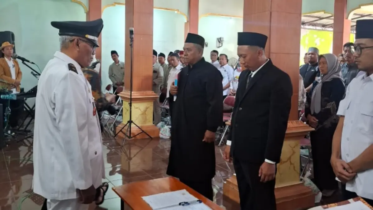 BERKEMAJUAN: Kepala Desa Sukorame, Kecamatan Gandusari, Mohamad Syamsu SH melantik Kasun Ngelo, Aldino Febrian, di bali desa setempat, Rabu (29/7).(GUNAWAN/RADAR TRENGGALEK)