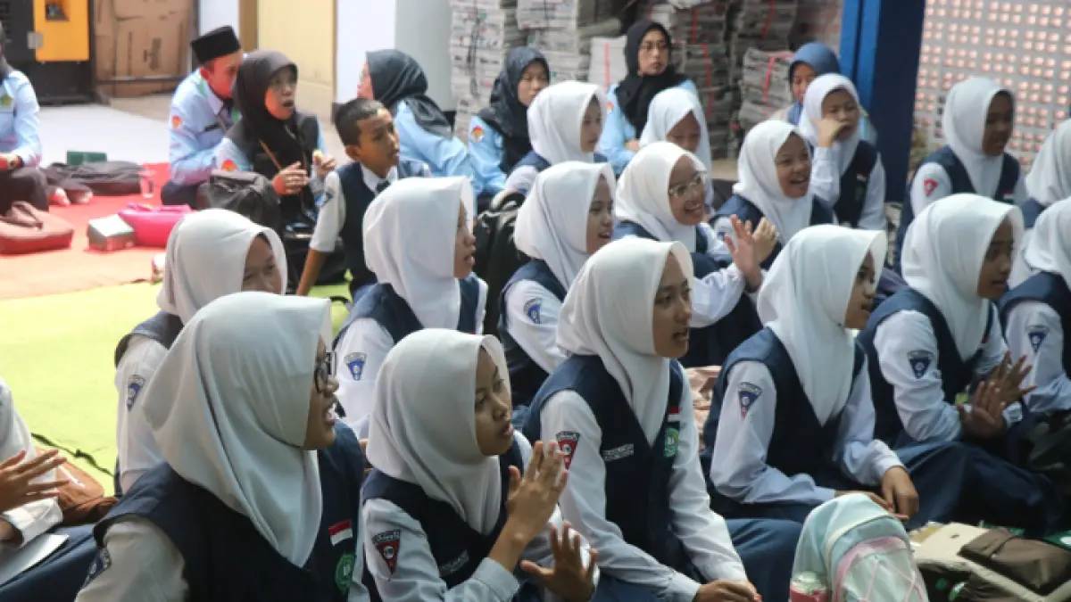 GALI ILMU: Siswa dan guru MtSN 2 Trenggalek ketika berkunjung dan diklat jurnalistik di kantor Jawa Pos Radar Tulungagung, Rabu (29/7).