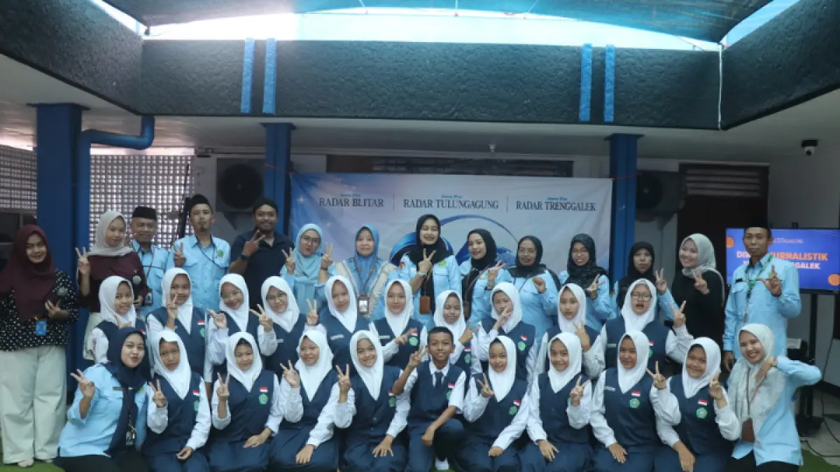 SERU: Siswa dan guru MTsN 2 Trenggalek bersama tim pemateri Jawa Pos Radar Tulungagung foto bersama usai pelatihan.(DEVRAT RAMDANA/ RADAR TRENGGALEK)