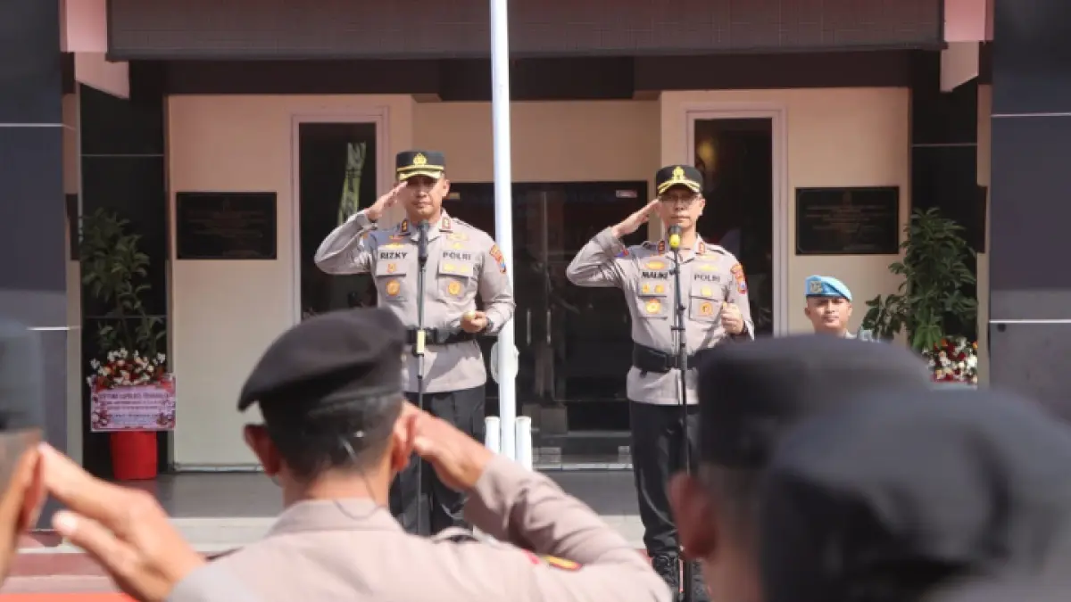 TONGKAT ESTAFET: Apel serah terima Kapolres Trenggalek dari AKBP Ridwan Maliki (kanan) kepada AKBP Rizky Tri Putra Erryka Adi Wijaya (kiri) di halaman Mapolres Trenggalek.