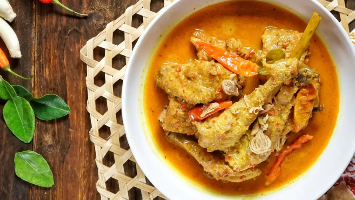 Ayam Lodho Tulungagung memiliki cita rasa gurih dengan aroma ayam panggang yang khas. Simak resep, bumbu, dan rahasia memasaknya agar empuk dan lezat (Pinterest).