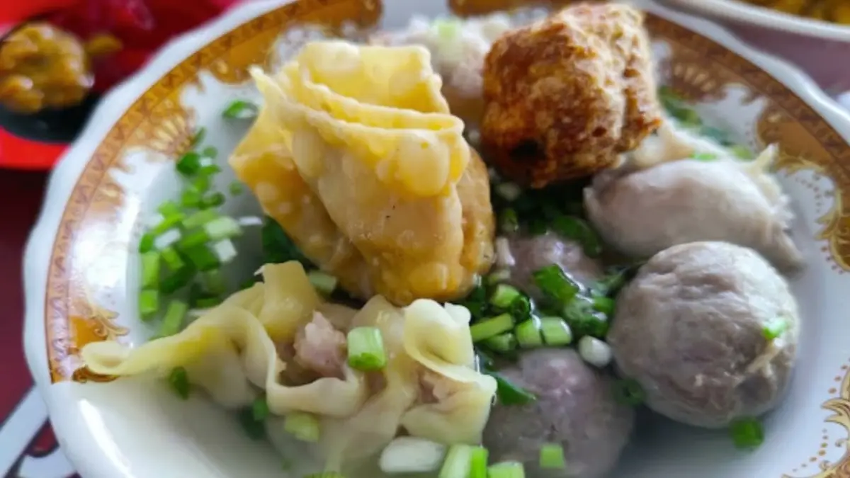 Bakso paling enak di Malang wajib masuk daftar kuliner Anda. Simak 10 rekomendasi bakso legendaris dengan menu unik, harga mulai Rp1.500 hingga Rp25 ribu. (Youtube. com)