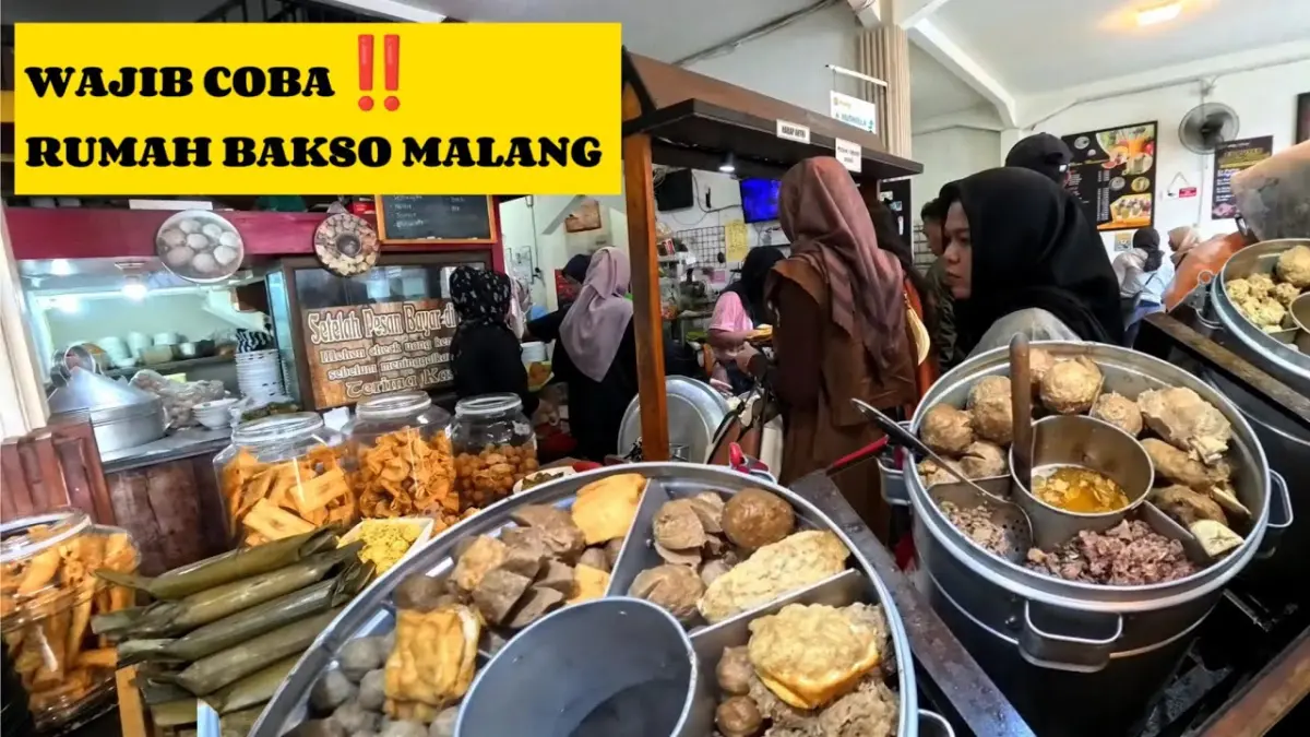 Bakso prasmanan Lawang menawarkan konsep ambil sendiri dengan bakso kasar, tahu mercon, dan kuah bawang putih khas. Harga mulai Rp2.500 per item. (Youtube. com)