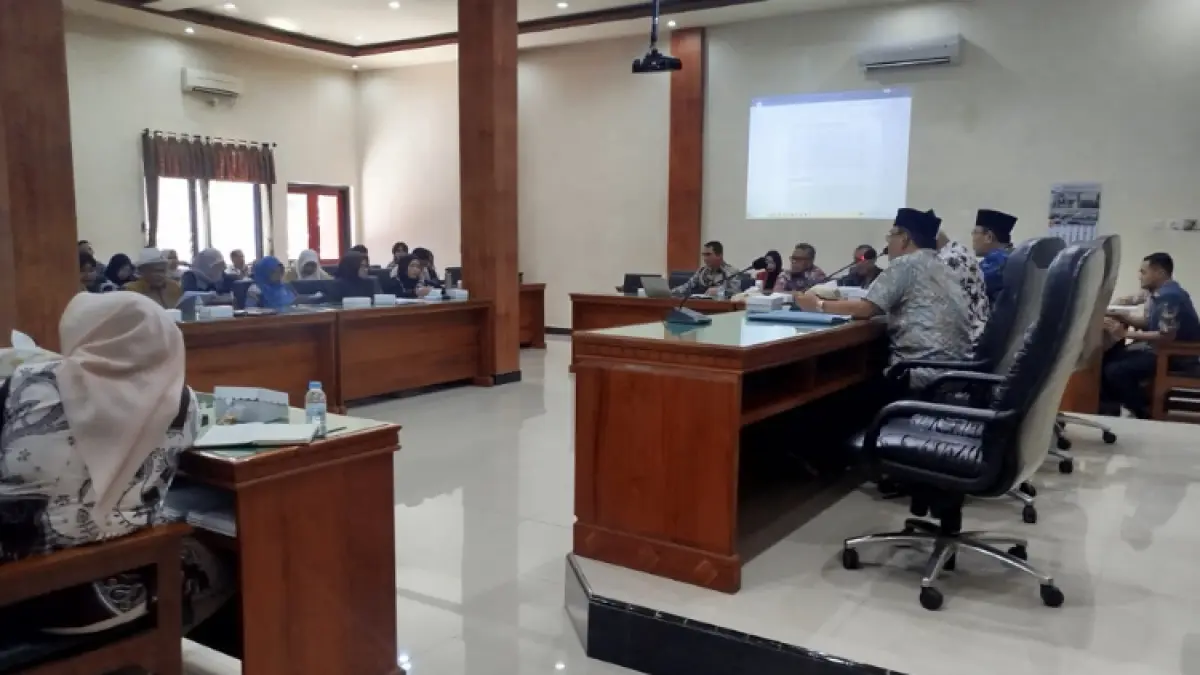 BERI MASUKAN: Aliansi Center saat RDP dengan DPRD Trenggalek dialog terkait isi Raperda tentang Pemerintahan Desa, Kamis (30/7).(ZAKI JAZAI/RADAR TRENGGALEK)