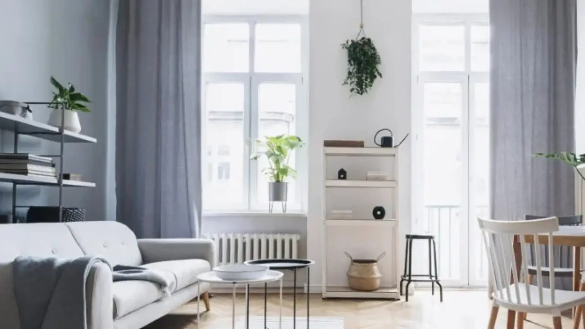 Hidup minimalis ala Fumio Sasaki mengajarkan enam langkah sederhana agar rumah lebih rapi, pengeluaran lebih hemat, dan terhindar dari kebiasaan menimbun barang (Pinterest).