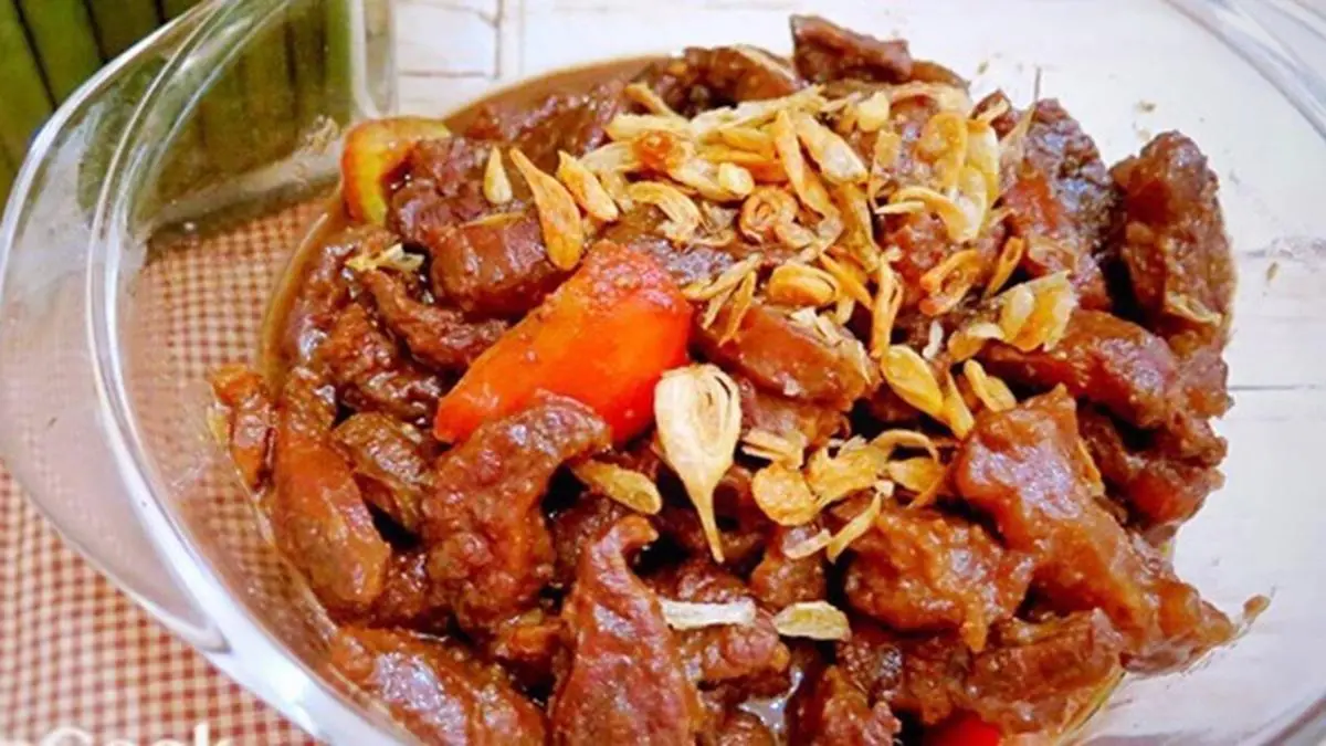 Krengsengan ayam khas Jawa Timur hadir dengan bumbu petis yang gurih, manis, dan pedas. Simak resep sederhana serta tips memasaknya agar bumbu meresap sempurna (Pinterest).