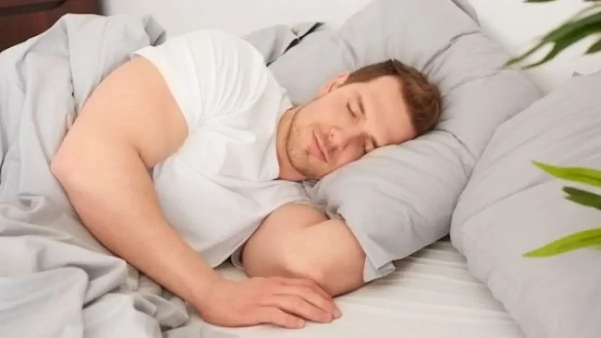 Pola tidur menurut Islam menempatkan malam sebagai waktu istirahat utama. Simak penjelasan mengapa tidur malam tidak bisa sepenuhnya digantikan oleh tidur siang (Pinterest).