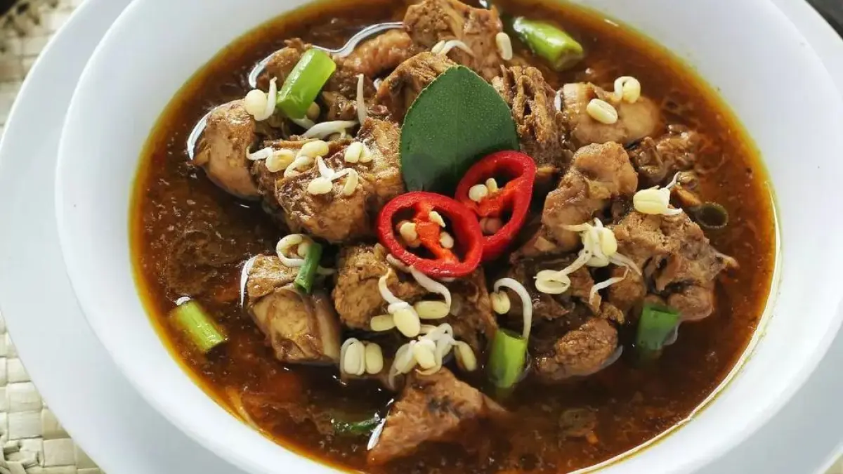 Rawon ayam menawarkan cita rasa khas Jawa Timur dengan kuah hitam dari kluwak. Simak resep praktis dan tips memasaknya agar gurih, empuk, dan lebih ekonomis (Pinterest).