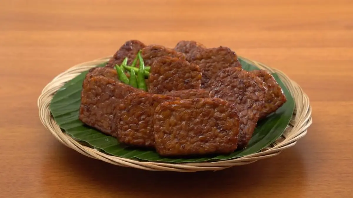 Tempe bacem Jogja dengan bumbu meresap hingga ke dalam menggunakan air kelapa dan gula aren. Simak resep lengkap agar hasilnya manis, gurih, dan tahan hingga seminggu (Pinterest).