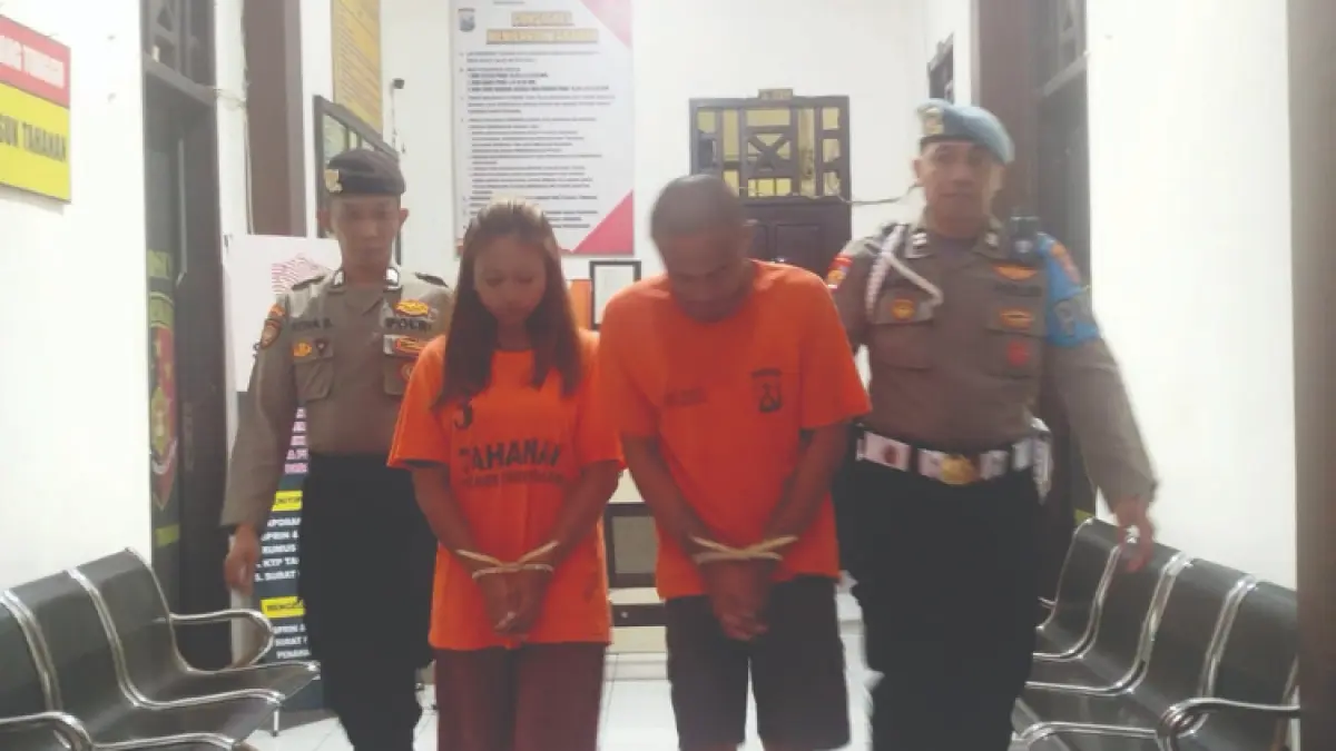 TERUS DALAMI: IS dan KF saat digelandang petugas untuk menjalani pemeriksaan di Polres Trenggalek.(ZAKI JAZAI/ RADAR TRENGGALEK)