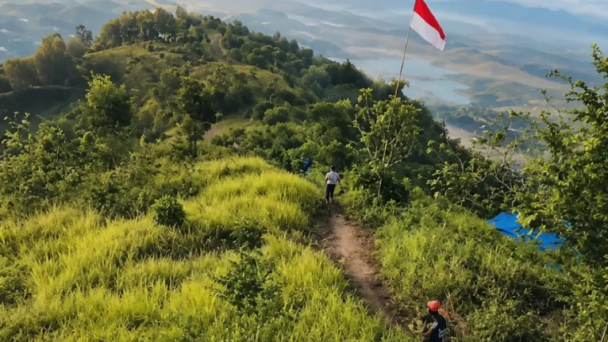WISATA PENDAKIAN: Puncak Bukit Tunggangan, Desa Kendalrejo, Kecamatan Durenan, jadi spot favorit para pencinta alam.(GUNAWAN/RADAR TRENGGALEK)