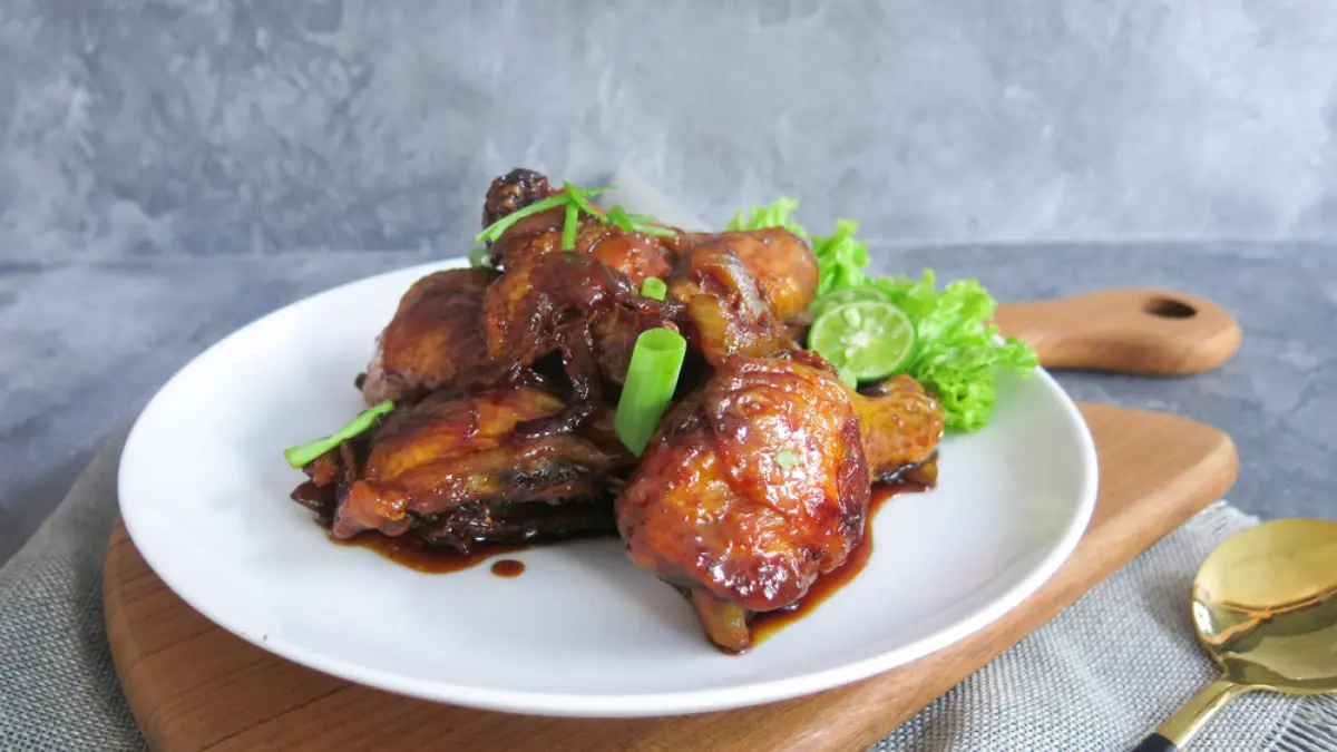 Resep ayam goreng mentega ala restoran ini mudah dibuat hanya dengan 1 butir telur. Simak rahasia ayam empuk, renyah, dan saus gurih manis yang bikin nagih (Pinterest).