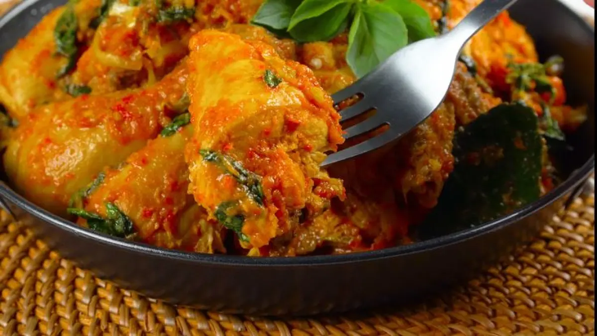 Resep ayam woku Chef Juna lengkap dengan rahasia bumbu woku khas Manado. Simak teknik memasak agar bumbu meresap, ayam juicy, dan cita rasanya autentik (Pinterest).