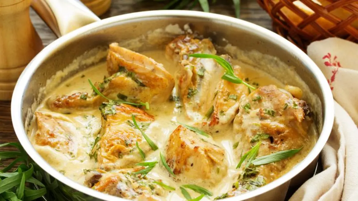 Resep Chicken Fricassee halal tanpa wine hadir dengan saus creamy khas Prancis. Simak cara memasak ayam lembut lengkap beserta bahan dan langkah mudahnya di rumah (Pinterest).