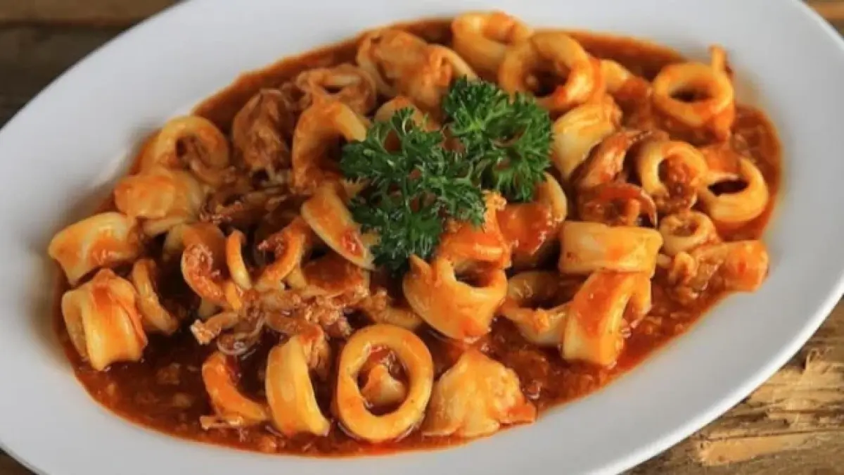 Resep cumi saus Padang ala Devina Hermawan lengkap dengan rahasia membuat cumi empuk dan kenyal. Simak trik flash frying serta bumbu saus Padang yang gurih pedas (Pinterest).