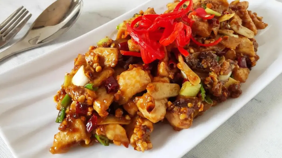 Resep Kung Pao Chicken ala restoran China ini hanya membutuhkan waktu memasak kurang dari 3 menit. Simak rahasia ayam juicy, empuk, dan saus gurih pedas yang mudah dibuat (Pinterest).