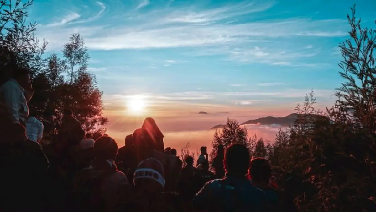 Wisata Dieng menghadirkan 7 destinasi paling populer, mulai Gunung Prau, Bukit Sikunir, Telaga Warna hingga Kawah Sikidang dengan panorama alam memukau (Pinterest).