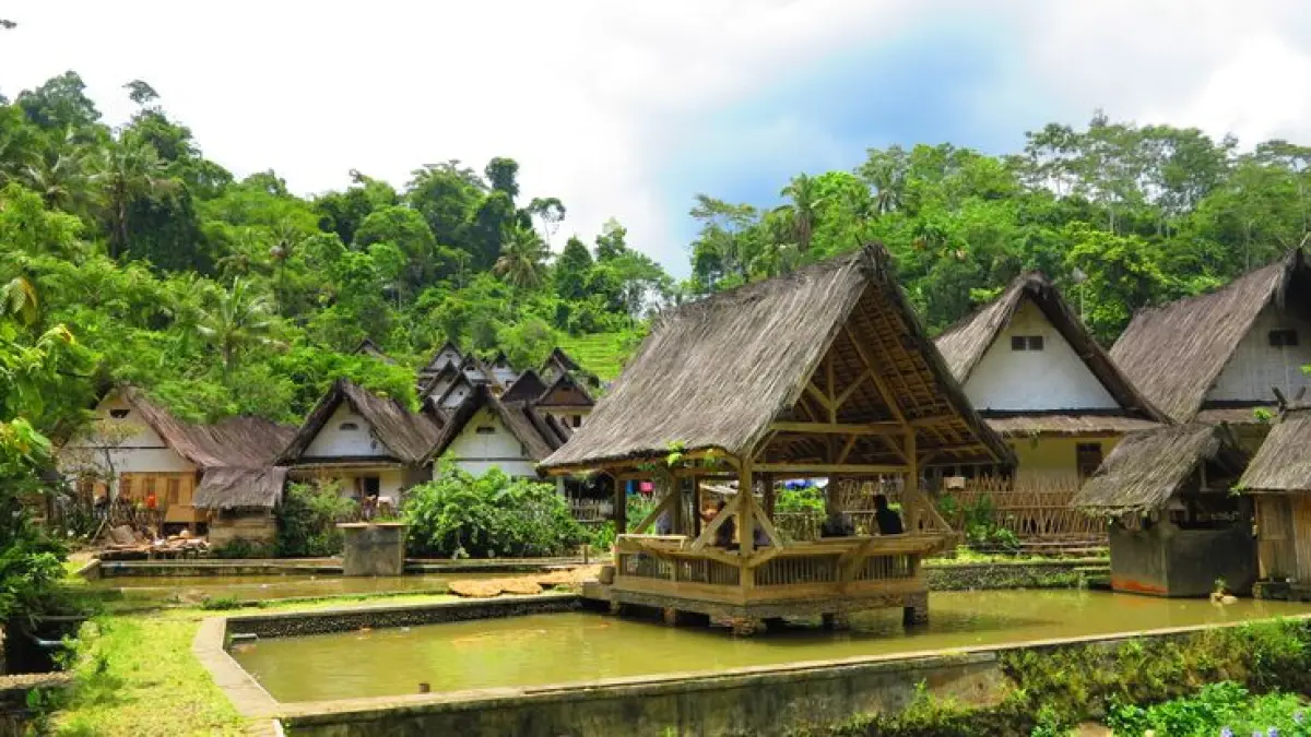 Wisata Jawa Barat menghadirkan 10 destinasi unik, mulai Kampung Naga, Kawah Putih, Tebing Keraton, Green Canyon hingga Keraton Kasepuhan Cirebon (Pinterest).