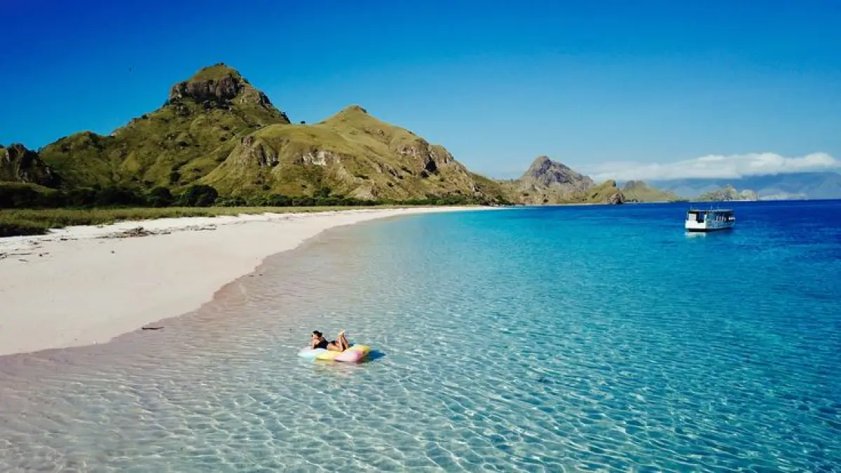 Pantai terindah di dunia menempatkan Pink Beach Labuan Bajo di posisi pertama, disusul Baía dos Porcos, White Beach Boracay, dan Pantai Kelingking Bali (Pinterest).
