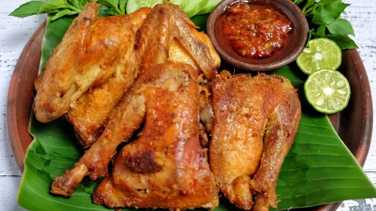 Resep ayam goreng 5 bahan tanpa ungkep ala Devina Hermawan menghasilkan ayam empuk, juicy, dan kulit renyah. Simak rahasia penggunaan cuka dan tepung tapioka (Pinterest).
