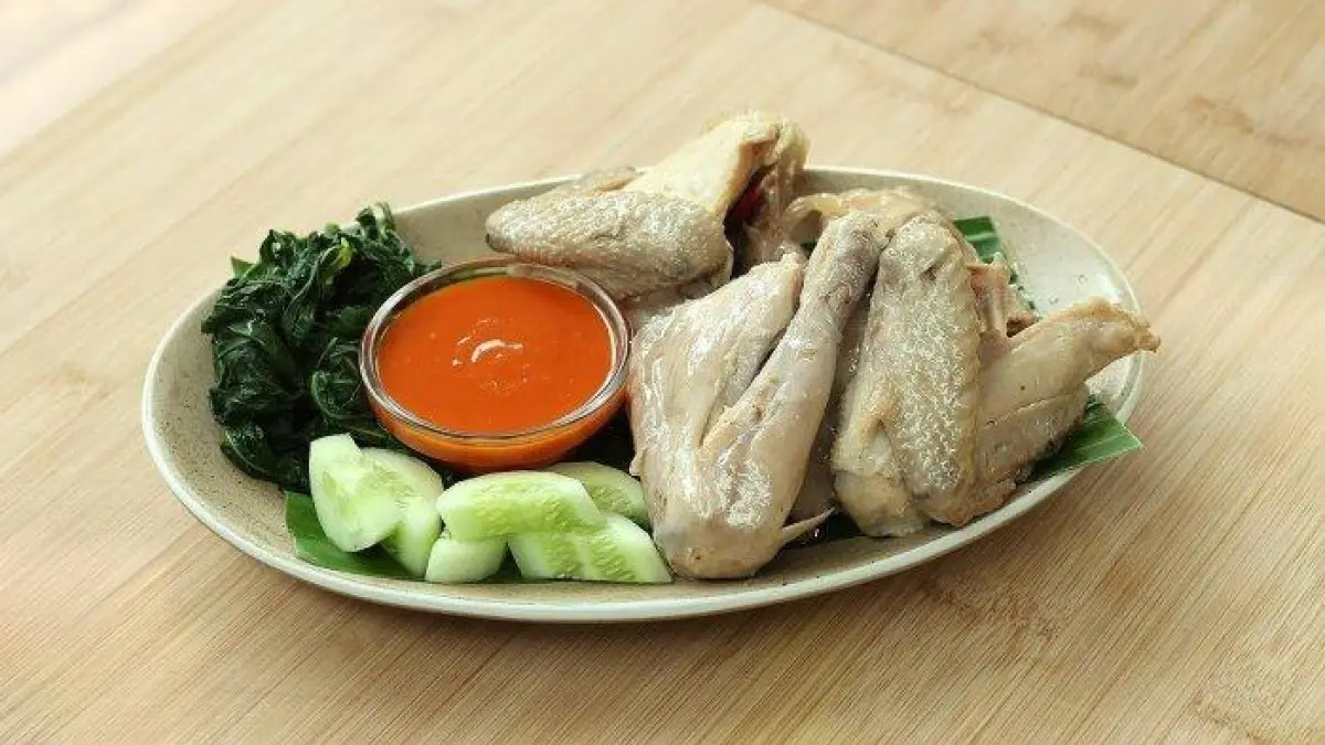 Resep ayam pop lengkap dengan sambal merah halus dan kuah gurih ala rumahan. Simak rahasia ayam empuk menggunakan air kelapa dan santan agar rasanya seperti restoran (Pinterest).