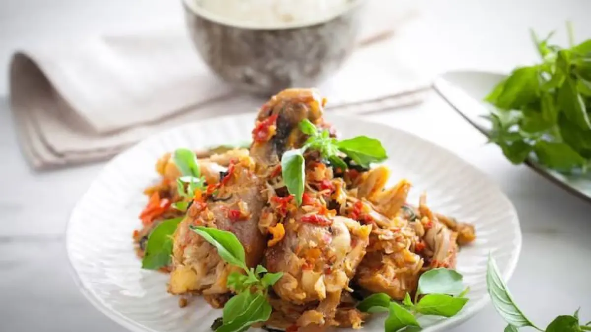 Resep ayam rica-rica ala Devina Hermawan dengan bumbu pedas gurih, rempah harum, dan daging ayam empuk. Simak rahasia agar bumbu meresap hingga ke dalam (Pinterest).