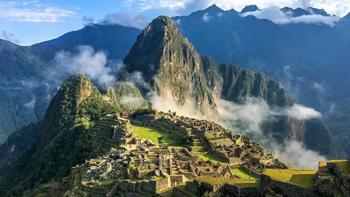 Tempat wisata paling indah di dunia menghadirkan Santorini, Machu Picchu, Grand Canyon, Maldives hingga Yellowstone yang wajib masuk daftar liburan impian (Pinterest).