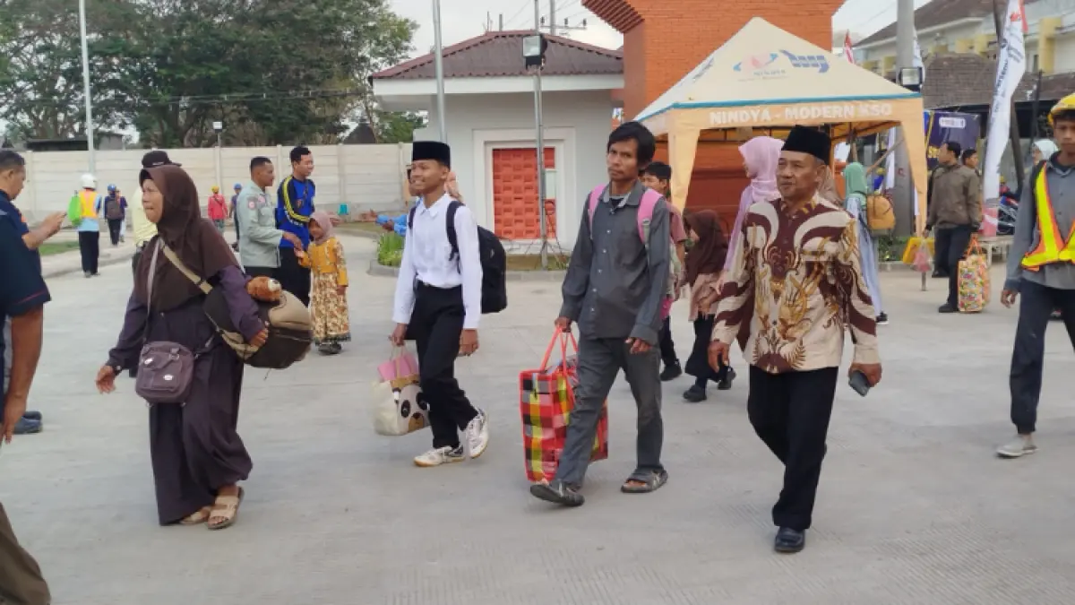 GENERASI PENERUS: Siswa SRT 1 Trenggalek ketika diantar keluarga untuk boyongan ke gedung baru, Jumat (31/7).(ZAKI JAZAI/RADAR TRENGGALEK)