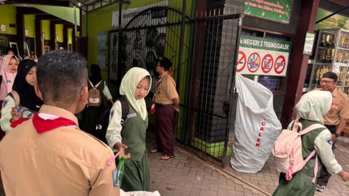 LATIH KEPEDULIAN: Siswa MTsN 2 Trenggalek ketika mengumpulkan botol bekas di sekolah.(GUNAWAN/ RADAR TRENGGALEK)