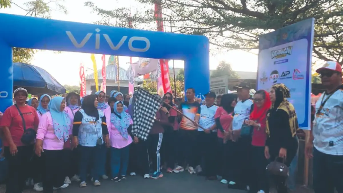 MERIAH: Ketua DPRD Trenggalek Doding Rahmadi dan Kepala Desa Karangan Tri Rohadi memberangkatkan peserta jalan sehat dalam Karangan Fest 2026, Minggu (2/8). GUNAWAN/ RADAR TRENGGALEK)