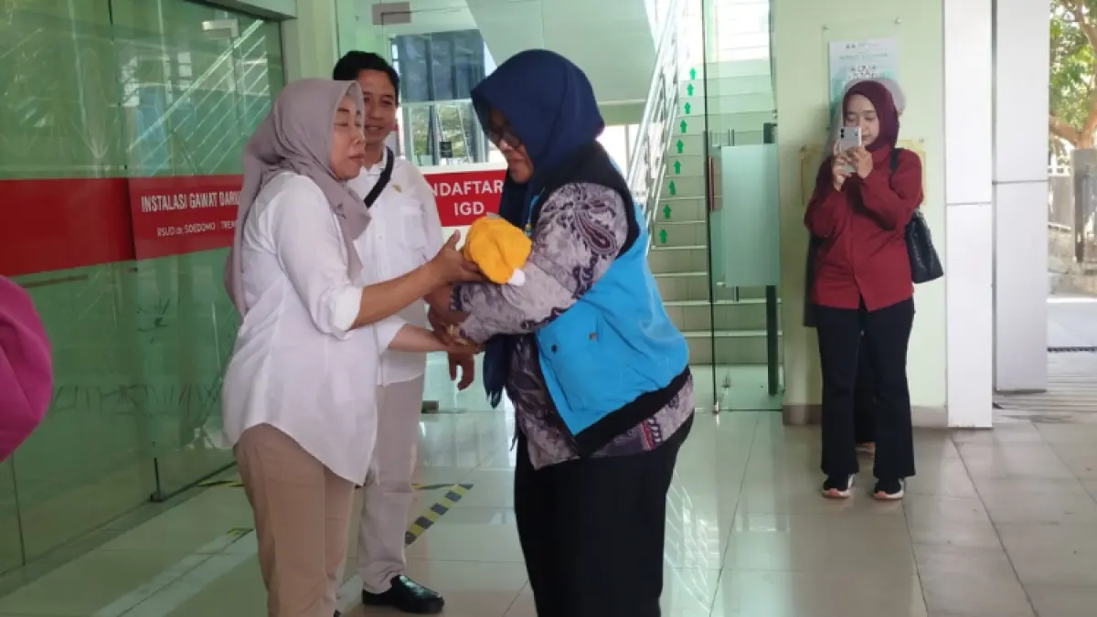 SEHAT: Bayi yang ditemukan di Desa Banaran, Kecamatan Tugu, dijemput tim UPT PPSAB Sidoarjo di RSUD dr Soedomo, Jumat (31/7).(ZAKI JAZAI/RADAR TRENGGALEK)